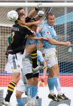 Trångt framför Jonas Sandqvist, målvakt, Malmö, Niklas