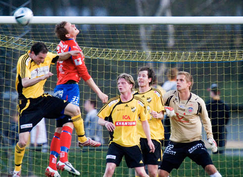 Marcus Nilsson, Helsingborg, nickar undan bollen