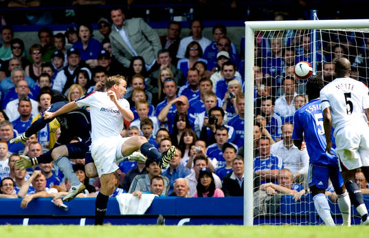 Kevin Davies, Bolton, nickar in 2-2 bakom Petr Cech,