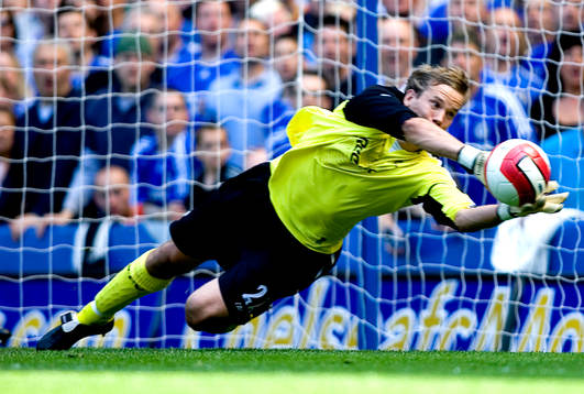 Jussi Jaaskelainen, Målvakt, Bolton, gör en räddning,