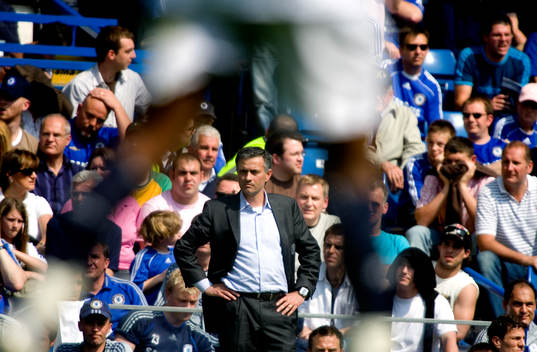 Jose Mourinho, tränare, Chelsea, mellan ett par ben, depp