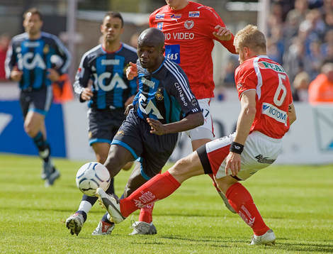 Jones Kusi Aasare, DIF, på väg genom KFF-försvaret
