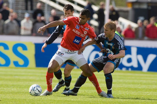 Ari da Silva Ferreira först på bollen