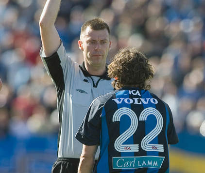 Andrej Komac blir utvisad av domare Daniel Stålhammar