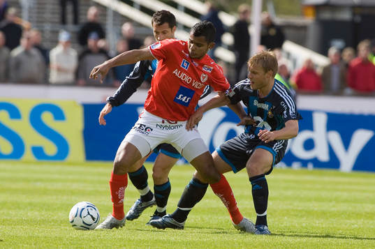 Ari da Silva Ferreira först på bollen