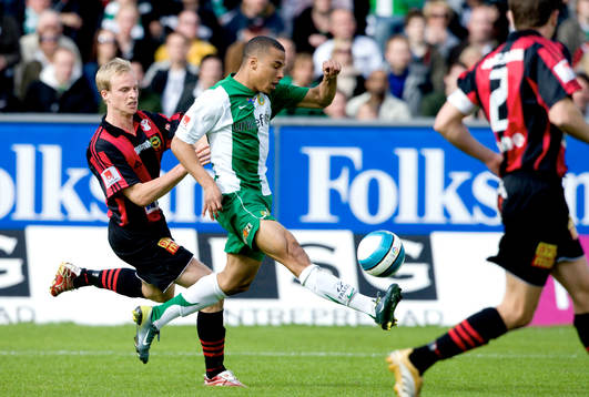 Charlie Davies, Hammarby, försöker lyfta in bollen