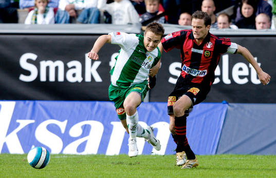 Petter Andersson, Hammarby hålls fast av Jon Persson,
