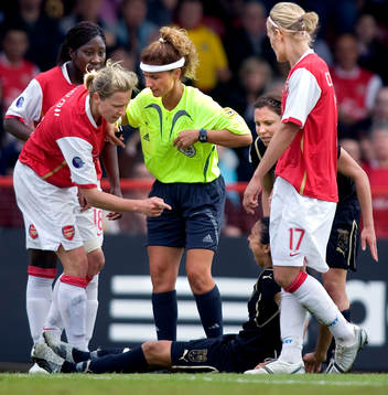Jayne Ludlow, Arsenal, pekar på Marta, Umeå, som i sin