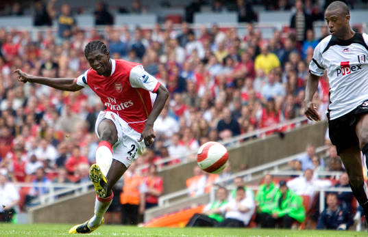 Emmanuel Adebayor, Arsenal, rullar in 2-1