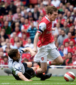 Moritz Volz, Fulham fäller Alexander Hleb, Arsenal, så
