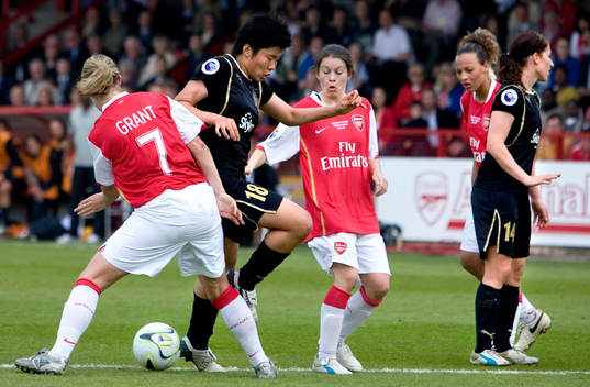 Xiaoxu Ma, Umeå försöker ta sig förbi Ciara Grant,