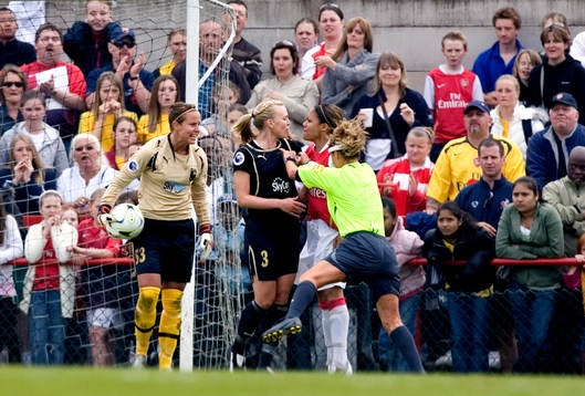 Carola Söberg, Johanna Frisk, bråkar med Alex Scott,