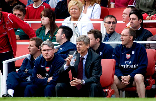 Arsene Wenger, tränare, Arsenal, med glasögon ill