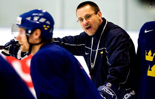 Tommy Samuelsson, tränare, jagar på Dick Tärnström