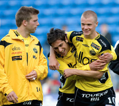 Anders Svensson ser hur glada lagkompisarna Emir Bajrami