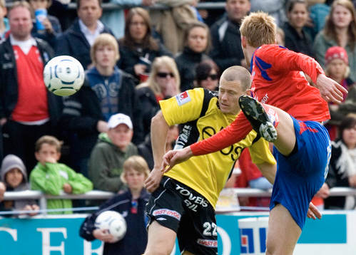 0-1, Andreas Augustsson nickar in ledningsmålet
