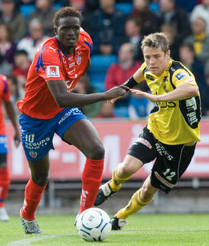 McDonald Mariga rycker ifrån Joakim Sjöhage