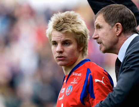 Debutant Mathias Unkuri skickas in av Stuart Baxter,