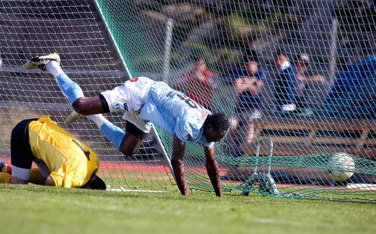 Edward Ofere, Malmö, ramlar in bollen och målvakten