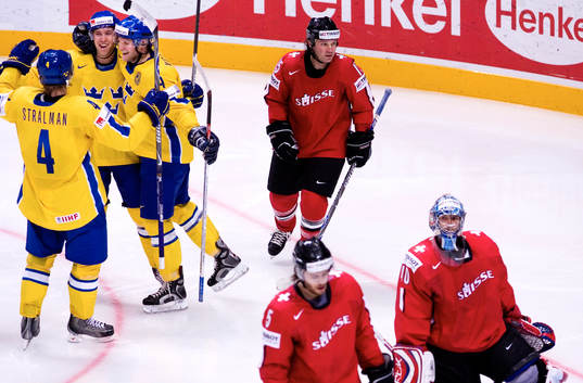 Anton Strålman gör 2-0 för Sverige, jubel med Tony