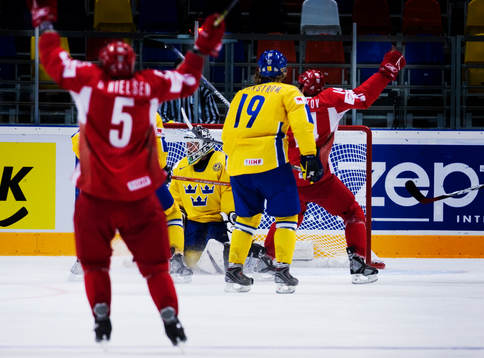 Daniel Henriksson släpper in 1-0 för Danmark