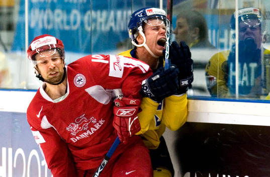 Kim Staal, delar ut en tackling till Fredrik Emwall