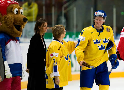 Maud Olofsson delar ut pris till Patric Hörnqvist