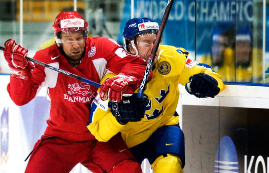 Kim Staal, delar ut en tackling till Fredrik Emwall