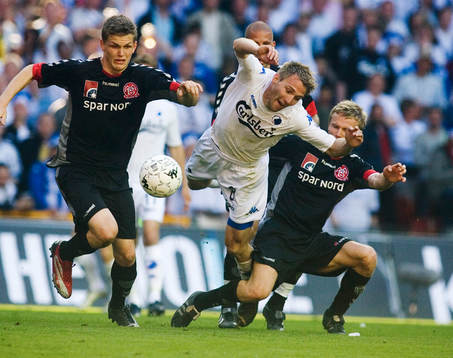 Michael Silberbauer, Köpenhamn, trycks ner av två Aalborg