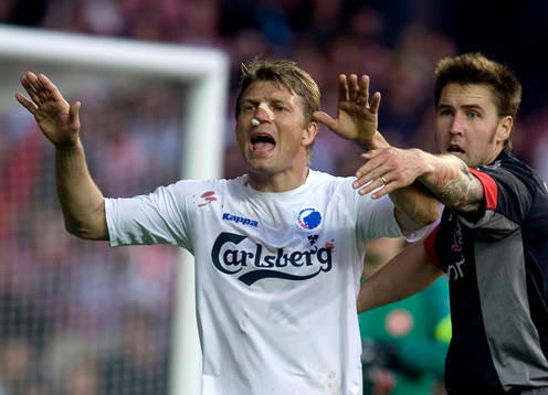 Marcus Allbäck, Köpenhamn, fick en rejäl smäll på