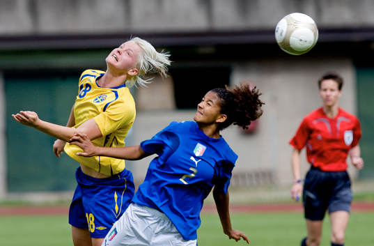 Nilla Fischer, Sverige och Sara Gama, Italien i nickduell