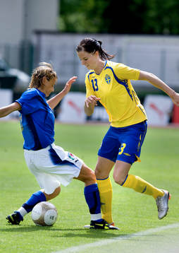 Lotta Schelin, Sverige tunnlar det italienska försvaret