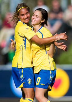 Emilie Farfa gratulerar Maria Nordbrant, Sverige, jubel
