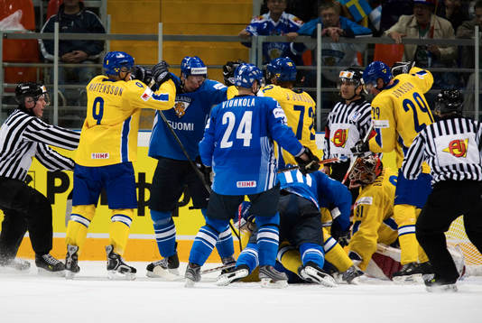 Stökigt framför Johan Backlund, målvakt
