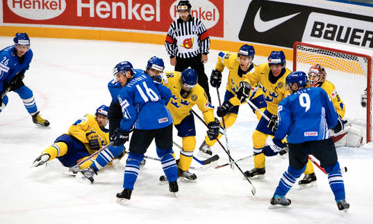 Hård press mot det svenska målet och Johan Backlund,