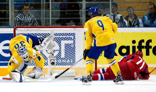 Ilya Kovalchuk kör på Erik Ersberg, målvakt