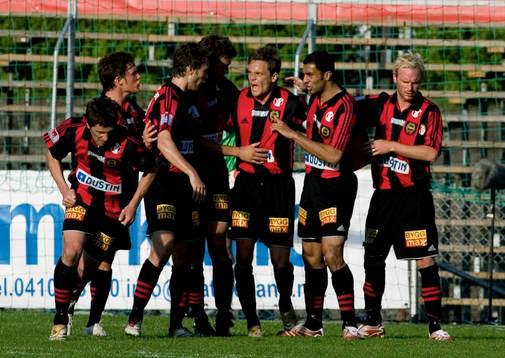 Jubel. Brommapojkarna har gjort 3-3 på straff. Jon