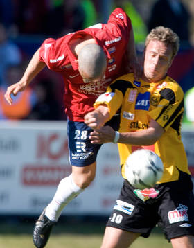 Ivo Skiljo nickar undan framför matchhjälten Marcus