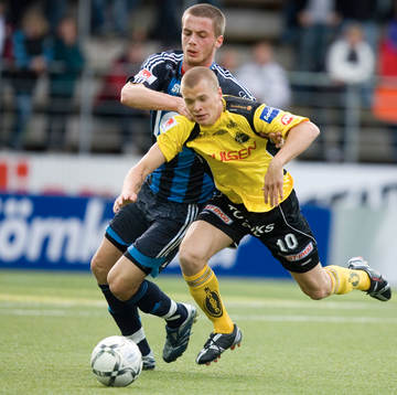 1-0, Sölvi Ottesen vräker omkull Samuel Holmén och på