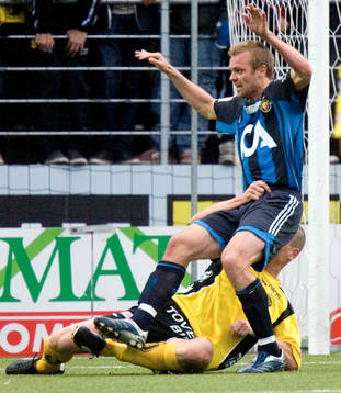 Andreas Augustsson vräker omkull Mattias Jonson och ett