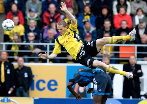1-0 skytten Jon Jönsson flyger över en Djurgårdare