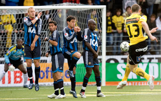 1-0, Jon Jönsson på frispark sedan Samuel Holmén fällts