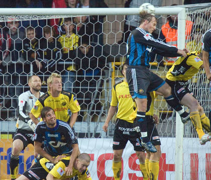 Markus Johannesson nickar medan Mikael Dahlberg trycker ner