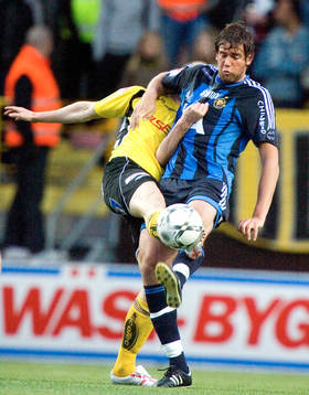 Andreas Augustsson försöker stoppa Mikael Dahlberg