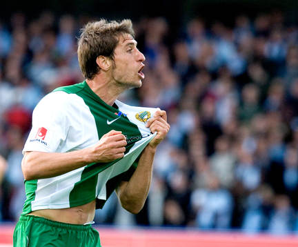 1-1, Sebastian Egurén, som visar klubbmärket mot fansen