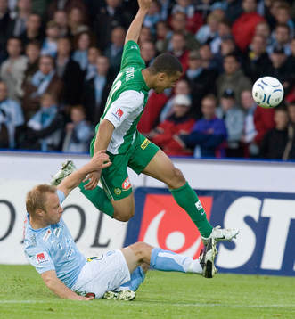 Anders Andersson glidtacklar Charlie Davies