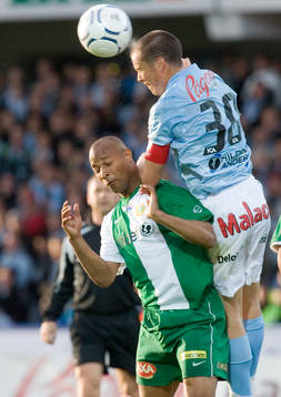 Daniel Andersson klättrar på Christian Traoré