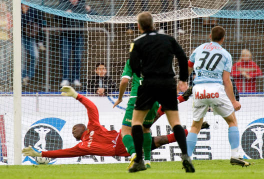 1-0 Daniel Andersson, Richard Kingson nära ta bollen som