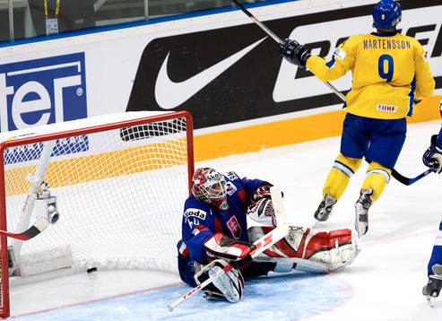 Tony Mårtensson, gör 5-3 målet på Karol Krizan