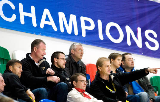 Champions, Sveriges tränare på plats för att spana in